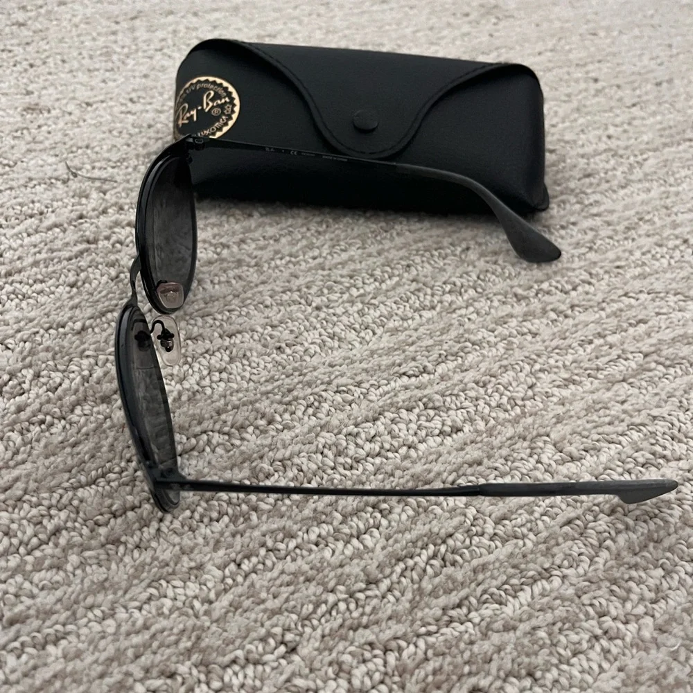 Ray-Ban RB3539 Women’s Polarized Sunglasses Matte Black 002/T3 | Like New - Picture 4 of 5
